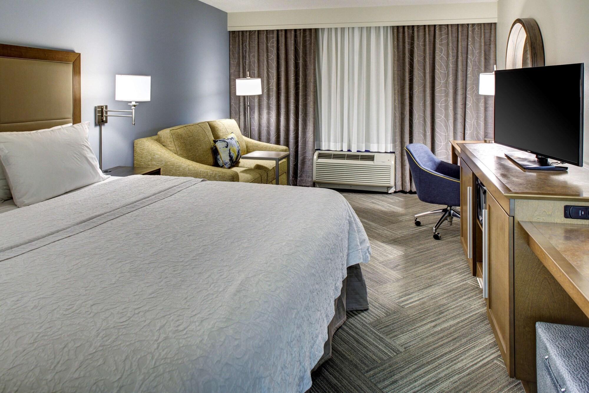 Hotel Hampton & At Mary Colonial Townpark