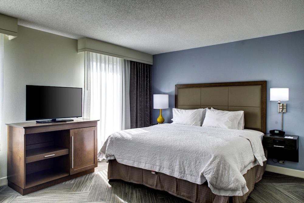 Hotel Hampton & At Mary Colonial Townpark